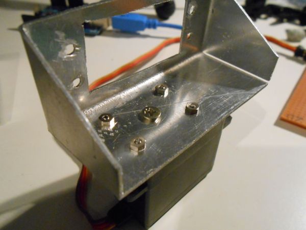 Servo bracket controlled by Arduino