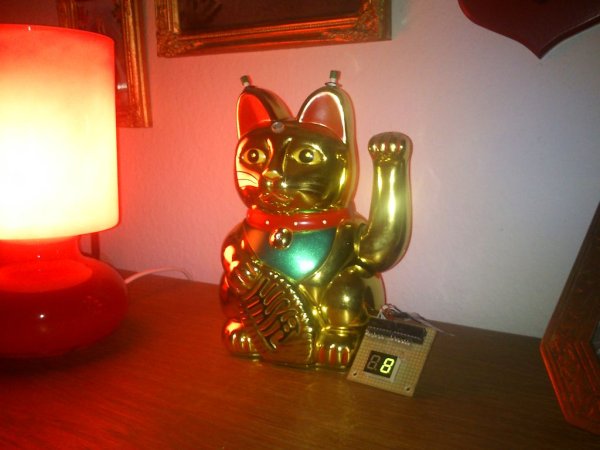 Arduino powered Lucky Cat as physical Webcounter