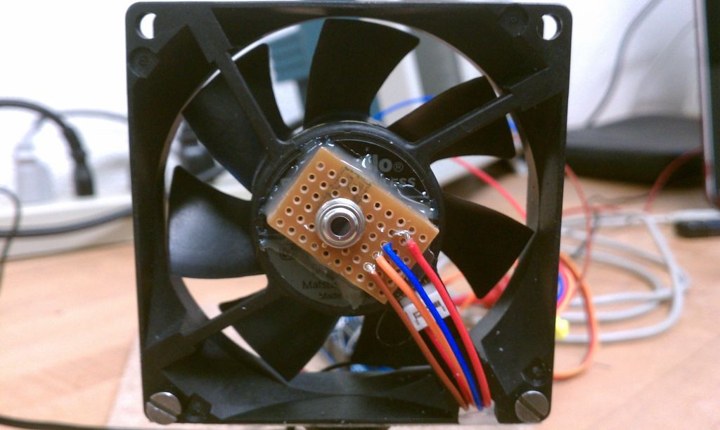 Heat-Seeking Desk Fan (using Arduino)