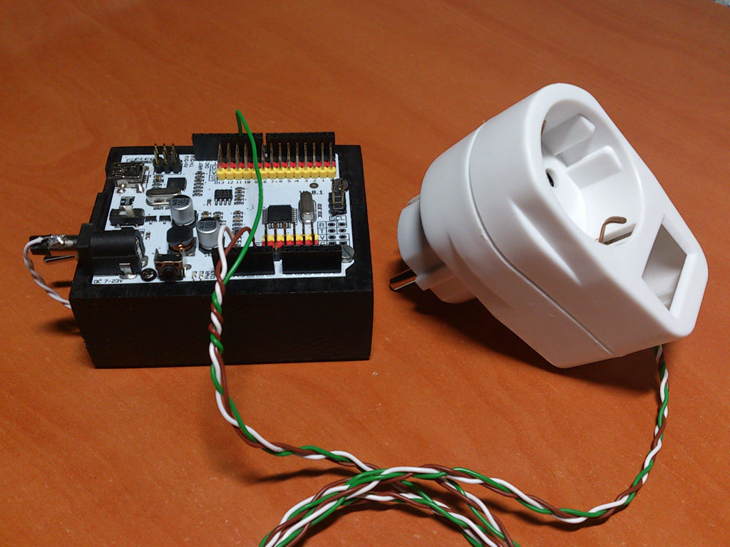 Microcontrolled AC switch using arduino