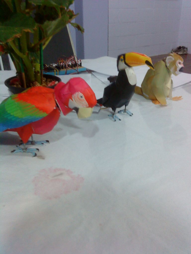 Animatronic Green-Winged Macaw Papercraft