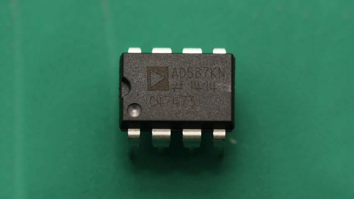 Analog Devices AD587KN 10V reference chip