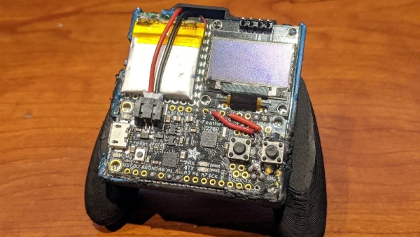 ARDUINO HANDHELD GAME SYSTEM GETS A GRIP