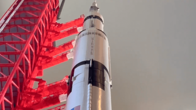 ANIMATRONIC SATURN V LAUNCH TOWER SENDS LEGO MODEL TO THE MOON