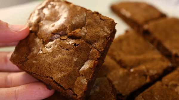 HOW-TO-BAKE-BROWNIES-WITH-A-PERFECT-GLOSSY-SKIN