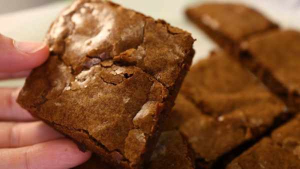 HOW TO BAKE BROWNIES WITH A PERFECT GLOSSY SKIN