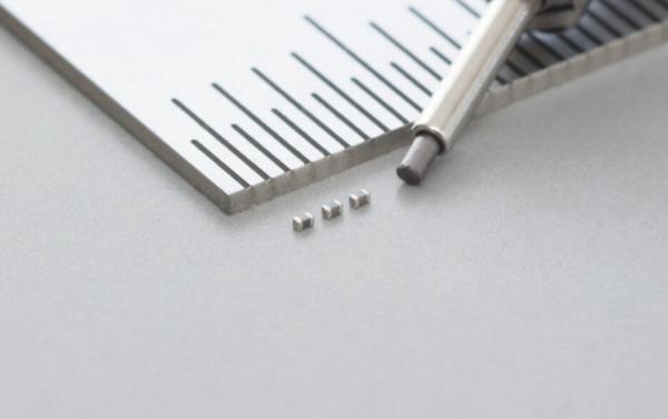 01005 INCH SIZE MULTILAYER CERAMIC CAPACITOR WITH A CAPACITANCE VALUE OF 1.0ΜF