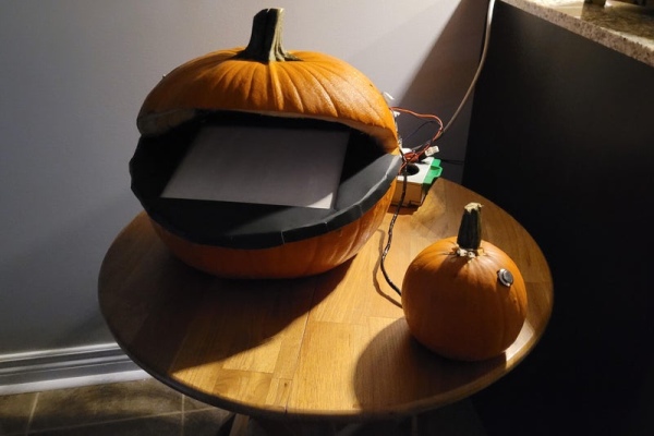 Make-a-Pumpkin-Into-a-Pacman-Playing-Game-Console