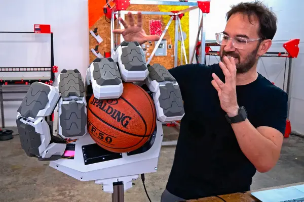 Creator Uses 3D Printer to Build a Gigantic Robotic Hand