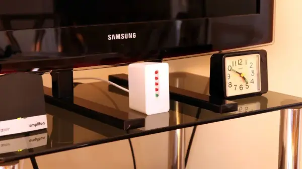 A BUZZING FLASHING PHONE RINGER FOR THE ELDERLY