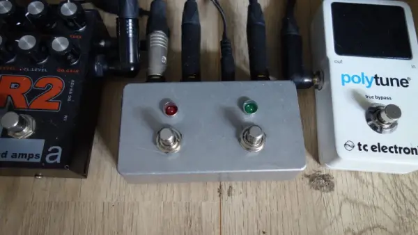 TWO CHANNEL GUITAR STOMP BOX MAKES MOMENTARY SWITCHES LATCHING